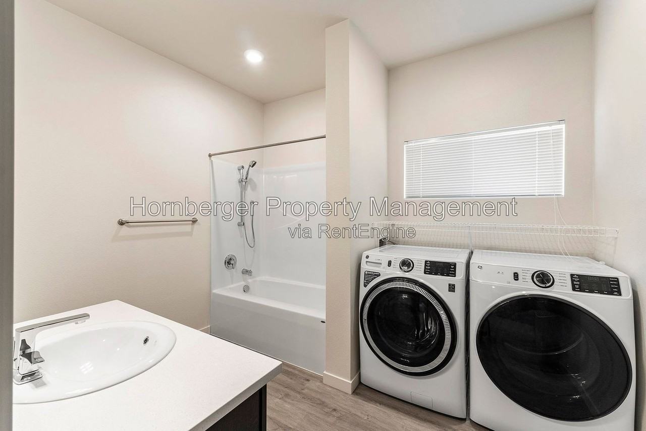 6020 N Astor St #4 - Photo 4 of 13