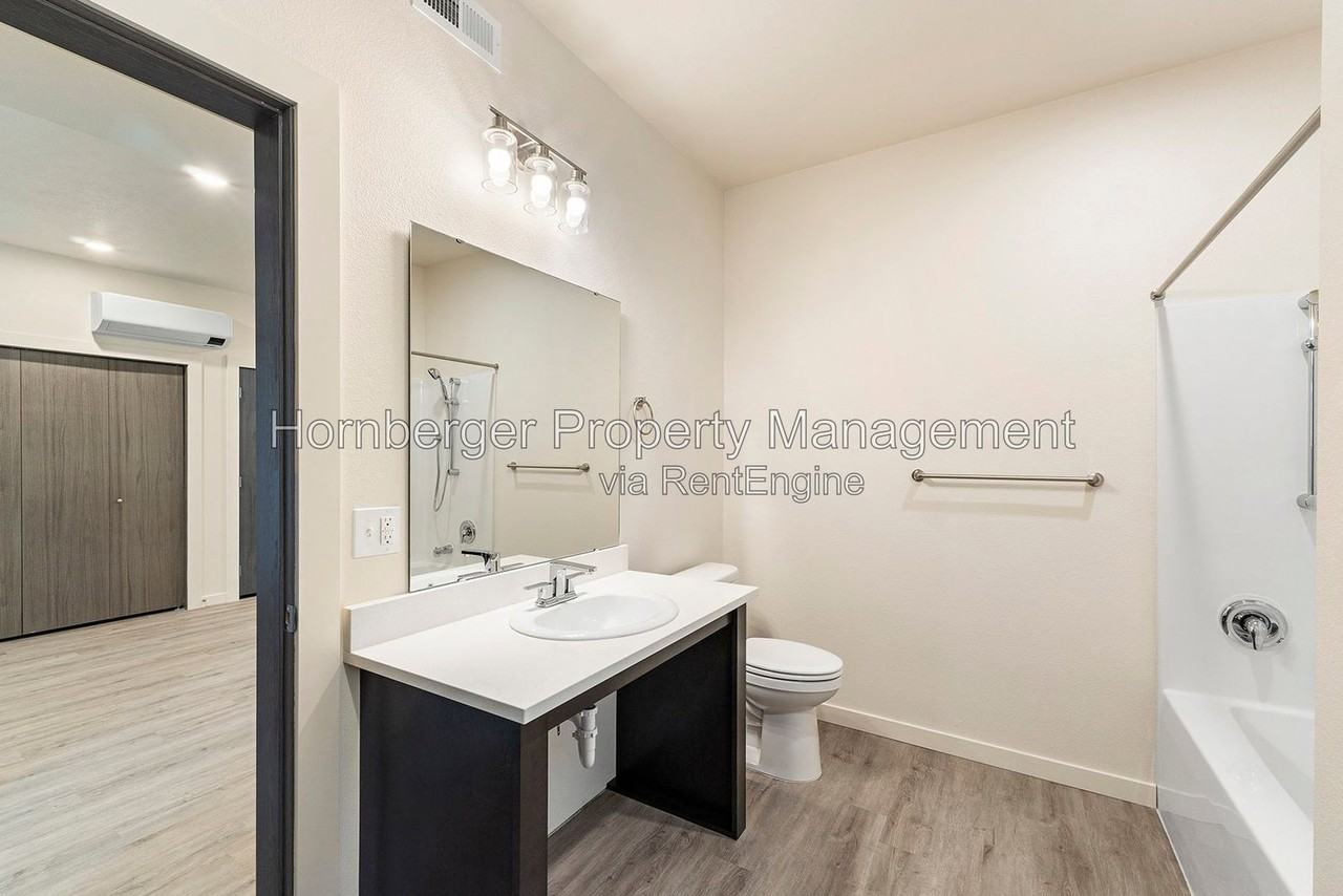 6020 N Astor St #4 - Photo 5 of 13