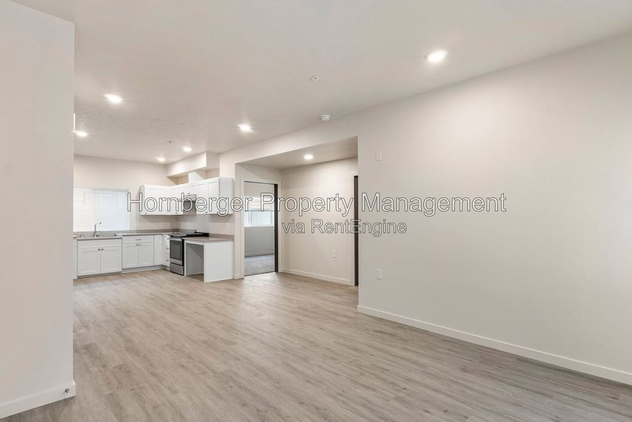 6020 N Astor St #4 - Photo 6 of 13