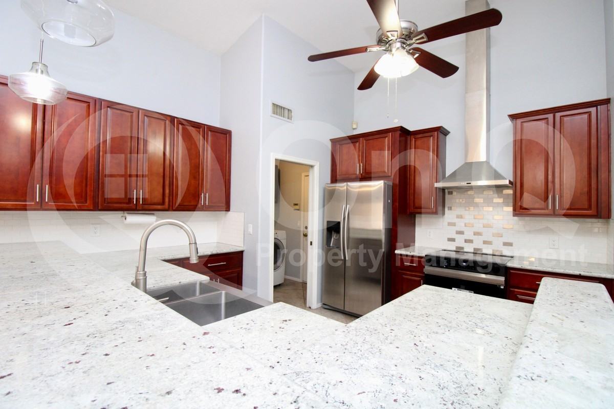 511 E Pinto Dr - Photo 4 of 23