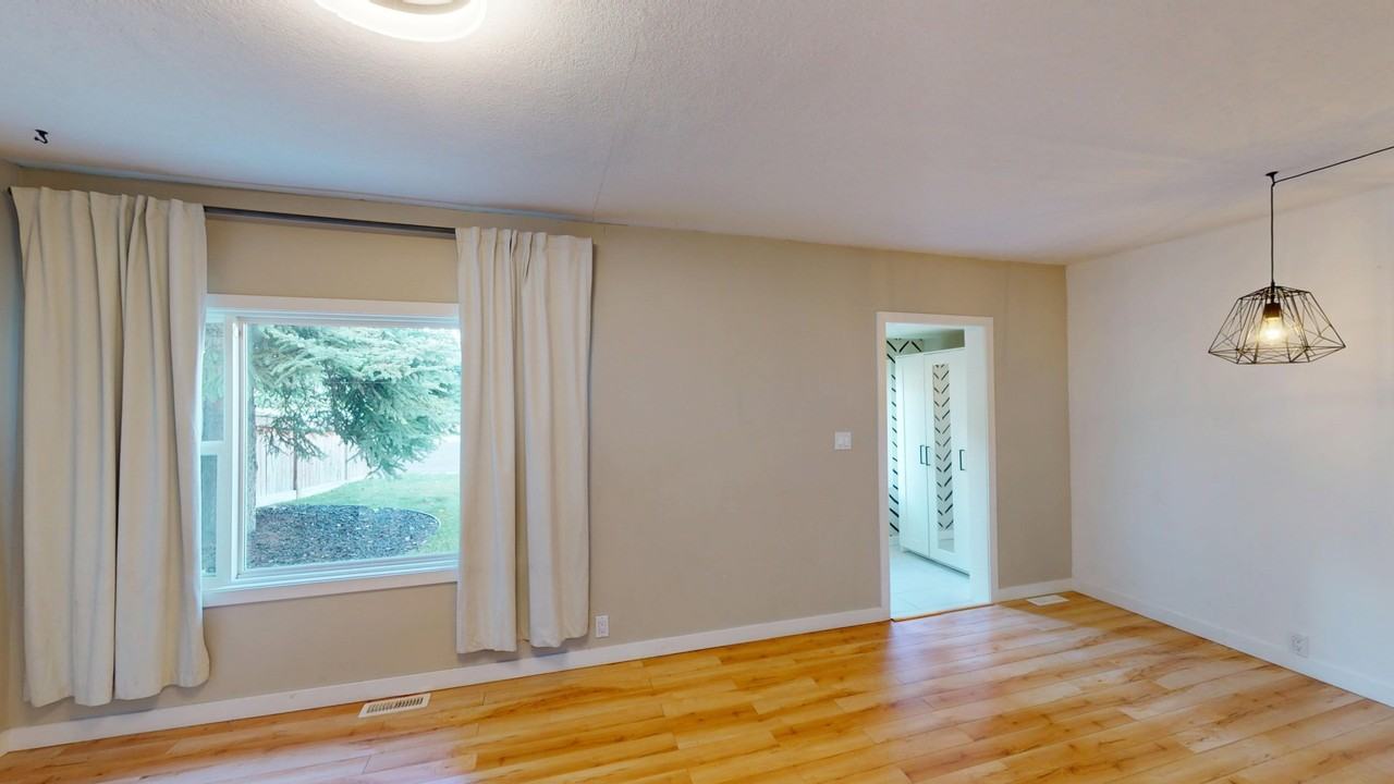 125 28 Ave Ne - Photo 4 of 11