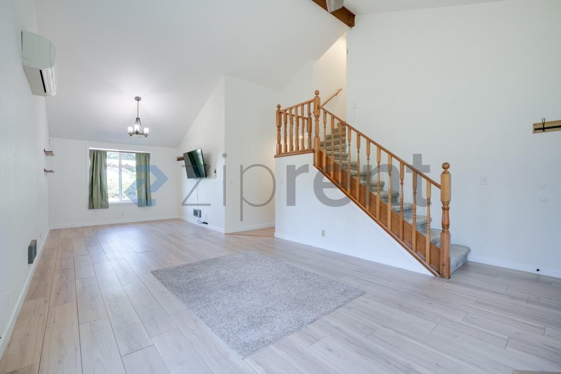 1816 Nw Russell St - Photo 6 of 29