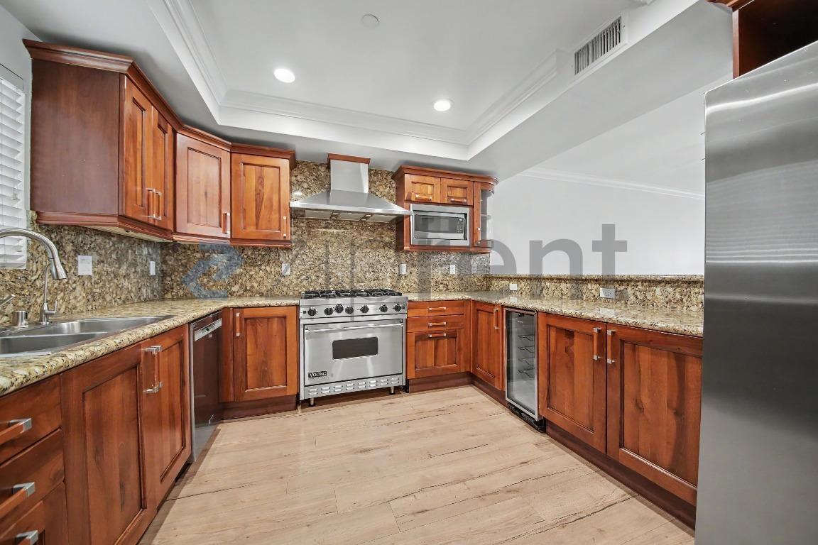 1878 Greenfield Ave #204 - Photo 6 of 21