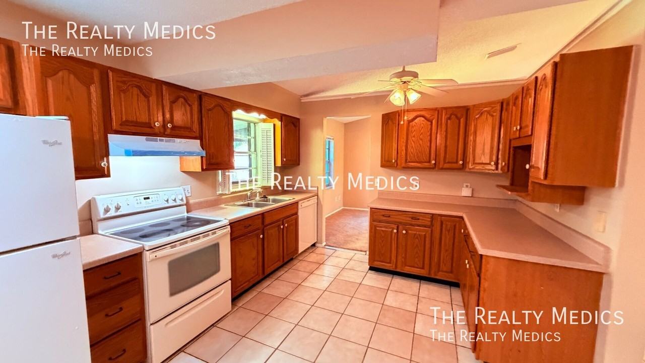 1370 Melshire Ave - Photo 3 of 32
