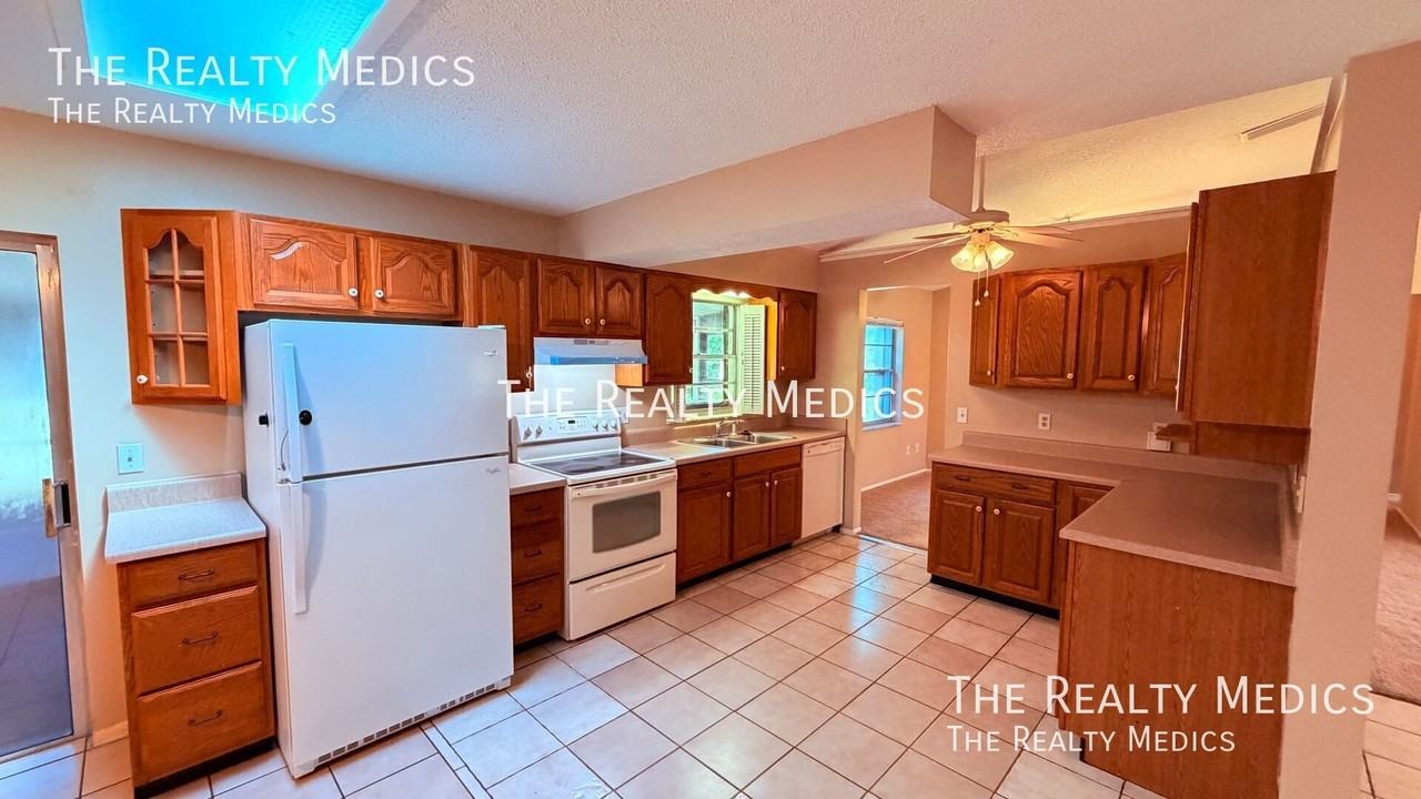 1370 Melshire Ave - Photo 5 of 32