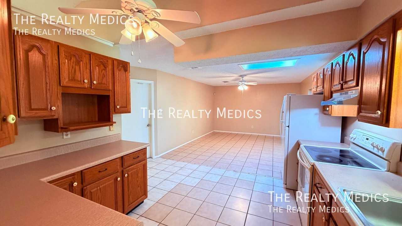 1370 Melshire Ave - Photo 6 of 32