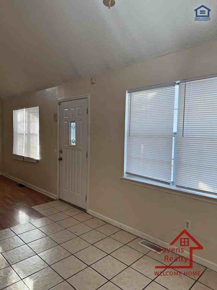 438 Roberts St - Photo 7 of 18