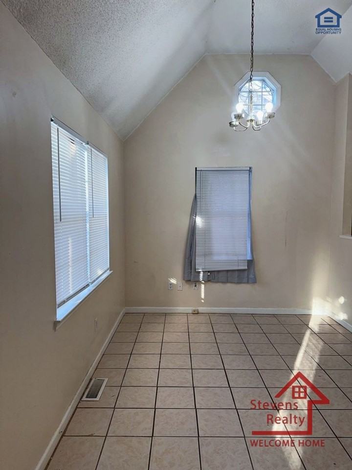 438 Roberts St - Photo 5 of 18