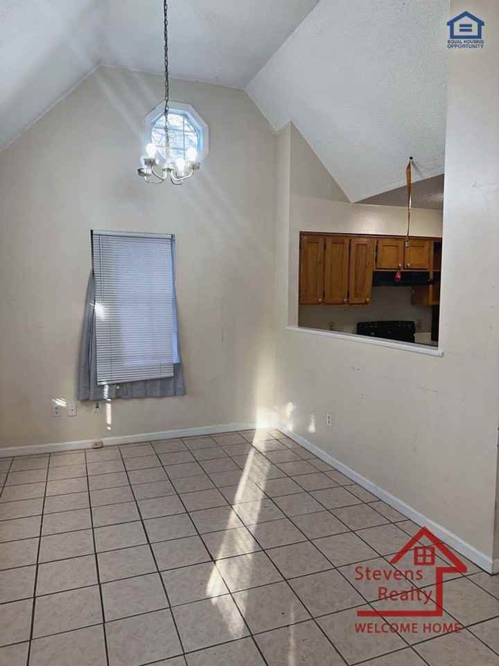 438 Roberts St - Photo 6 of 18