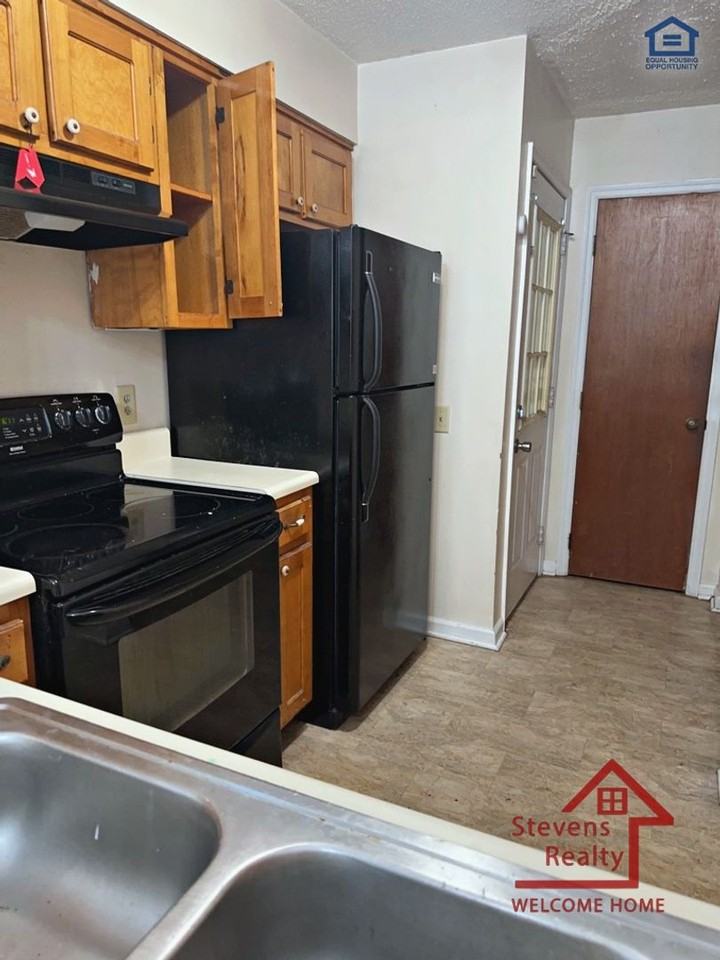438 Roberts St - Photo 3 of 18