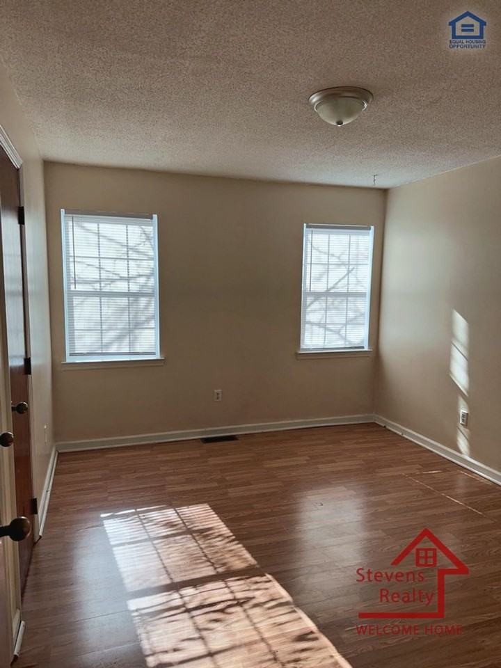 438 Roberts St - Photo 2 of 18