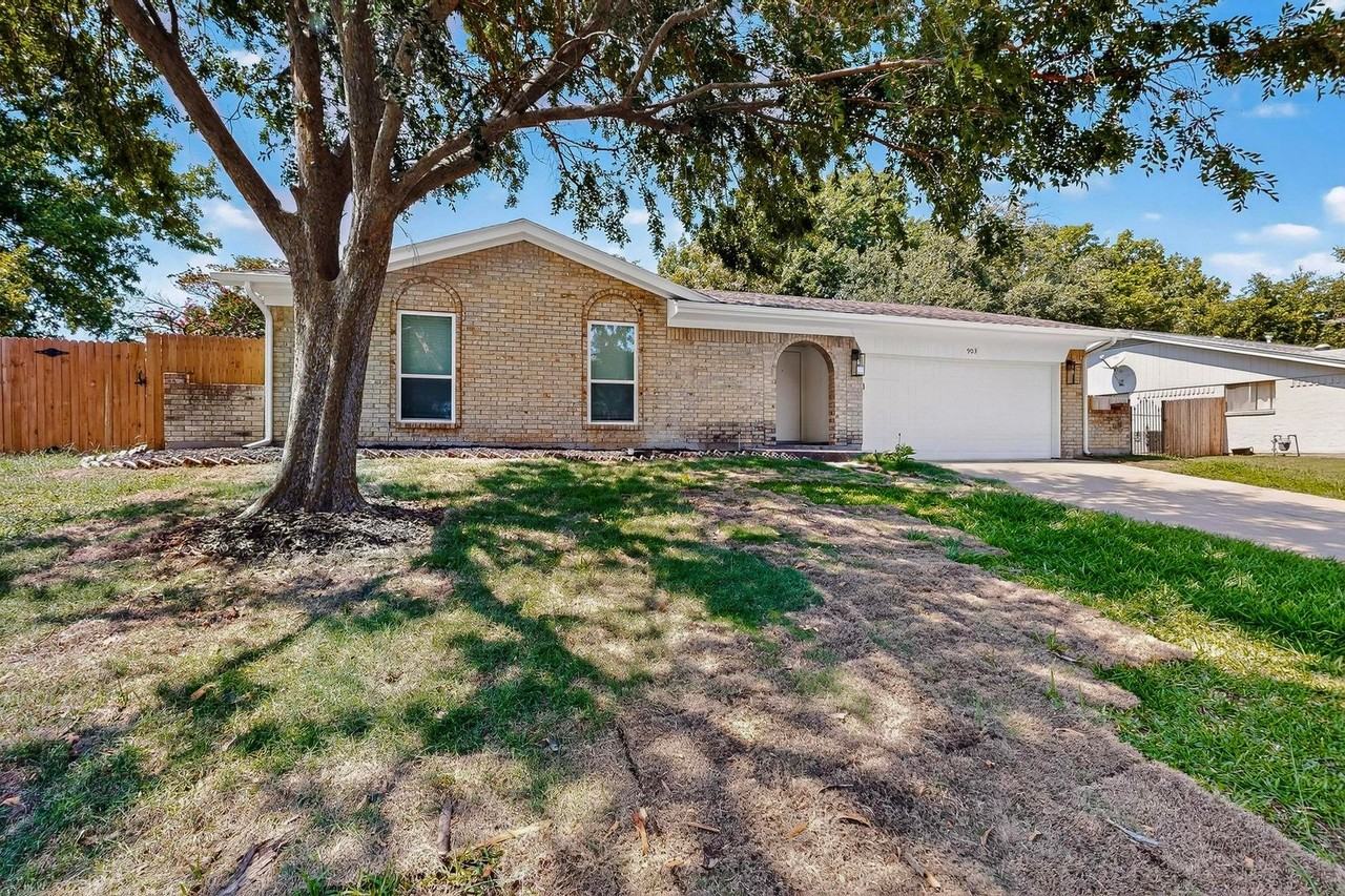 903 Ravenswood Dr - Photo 4 of 47