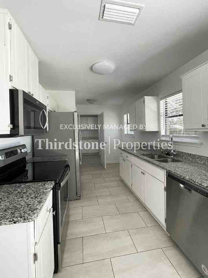 139 Cherry Point Dr - Photo 4 of 30