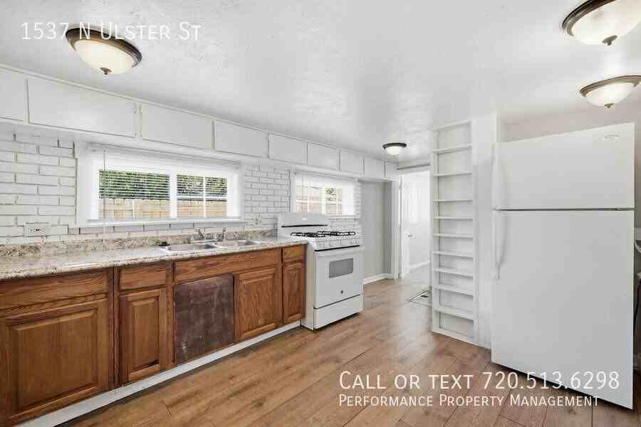 1537 N Ulster St - Photo 5 of 13