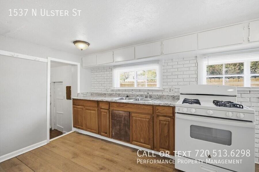 1537 N Ulster St - Photo 6 of 13