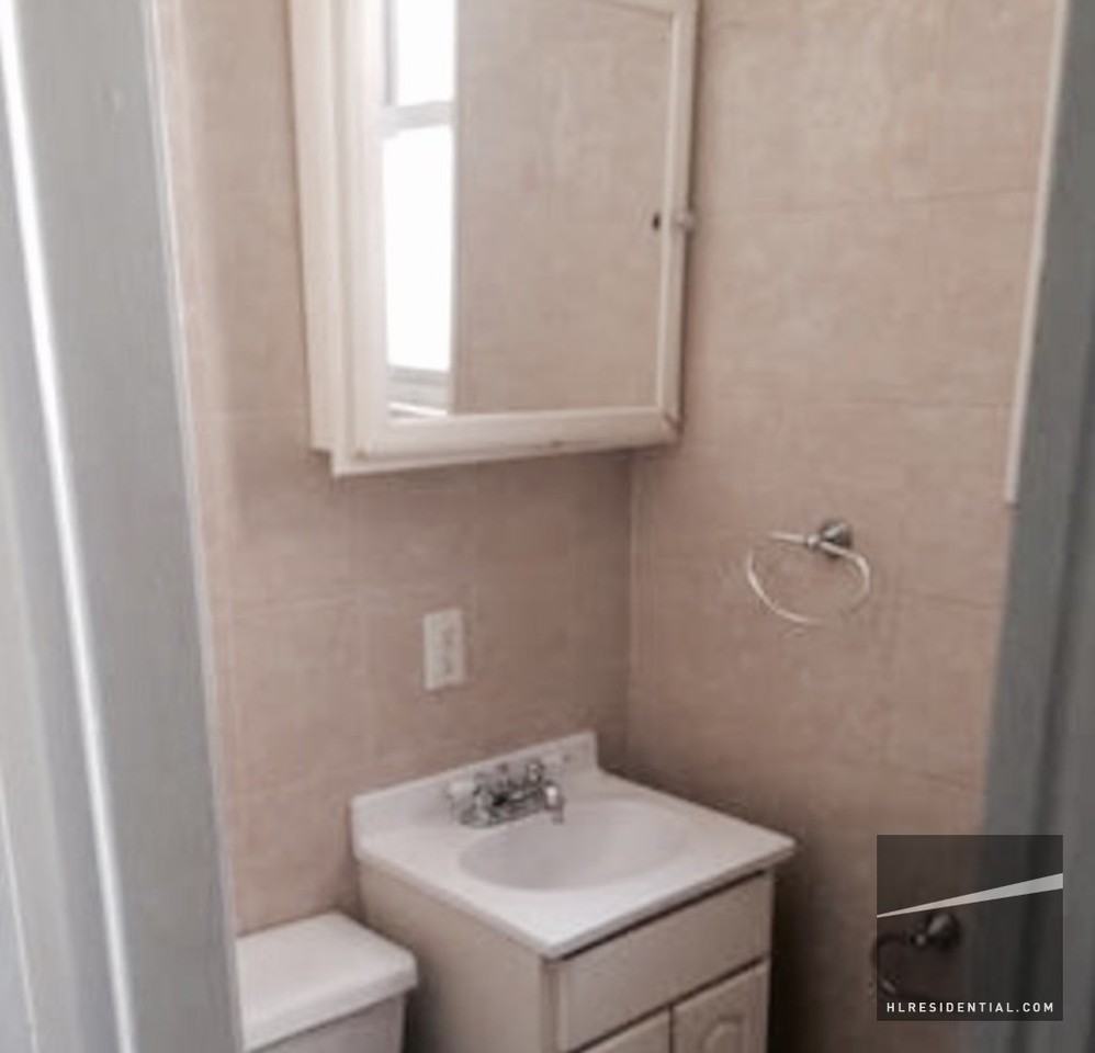 60-01 Madison St 3R - Photo 3 of 6