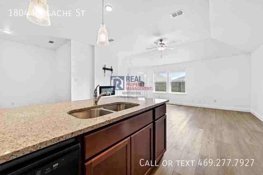 1804 Huisache St - Photo 4 of 42