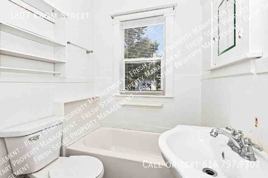 1807 Krom St - Photo 7 of 9