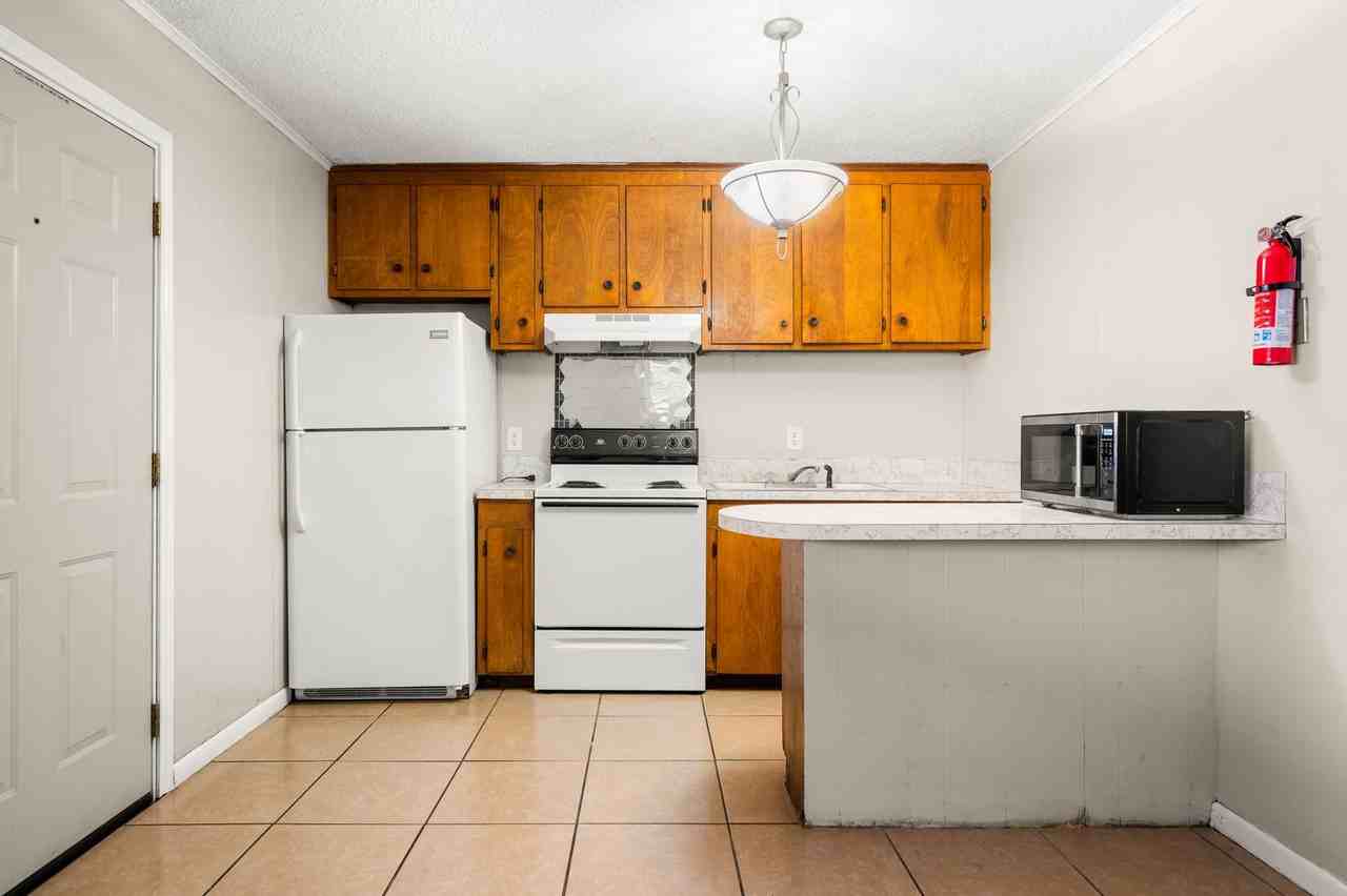 712 19th St #B - Photo 3 of 16