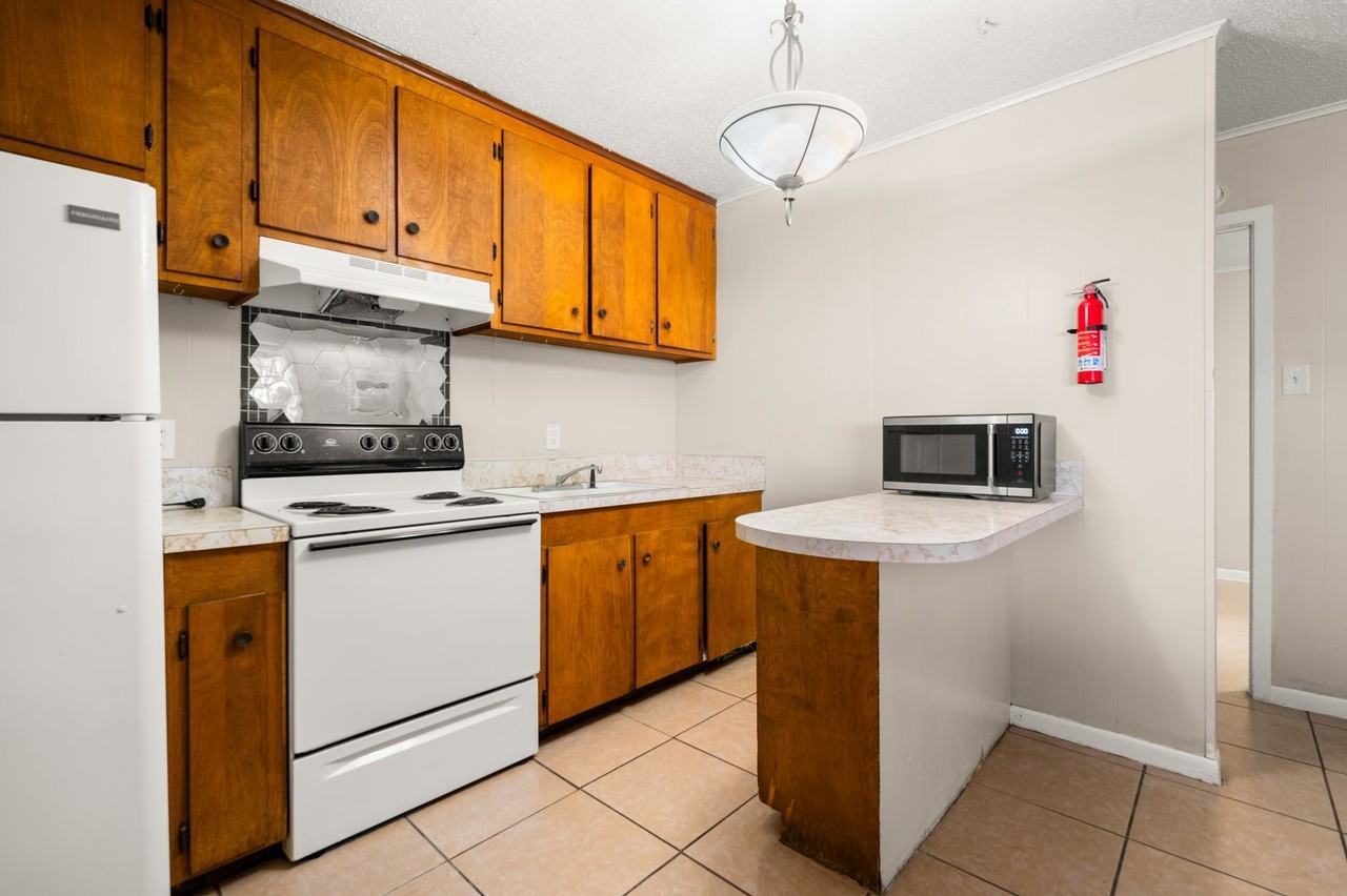 712 19th St #B - Photo 4 of 16