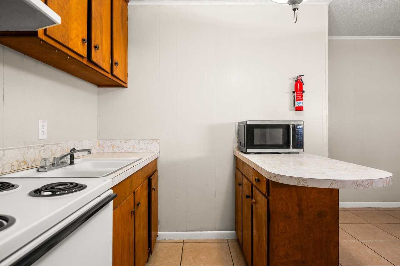 712 19th St #B - Photo 7 of 16