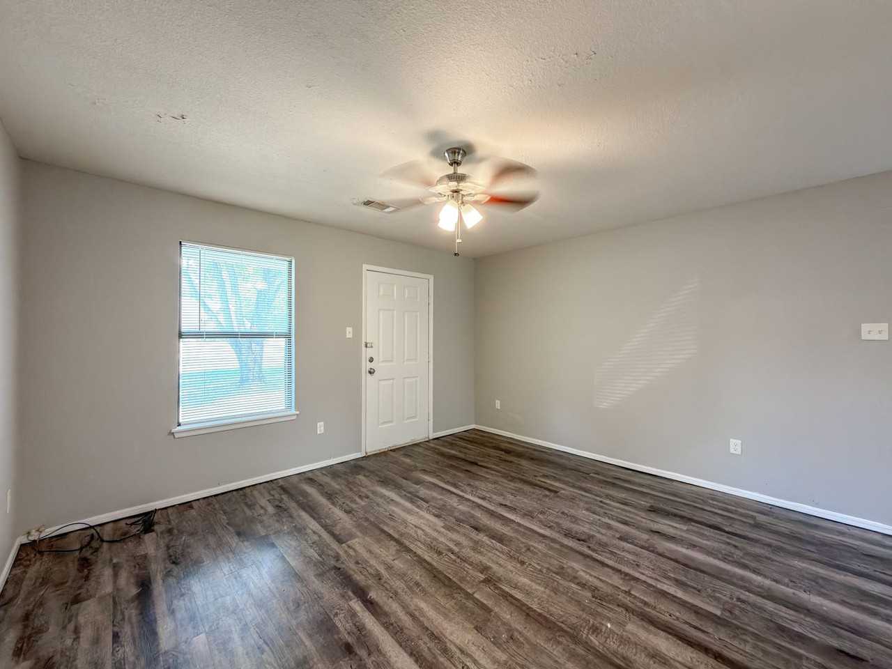 1139 W Denver St - Photo 3 of 14