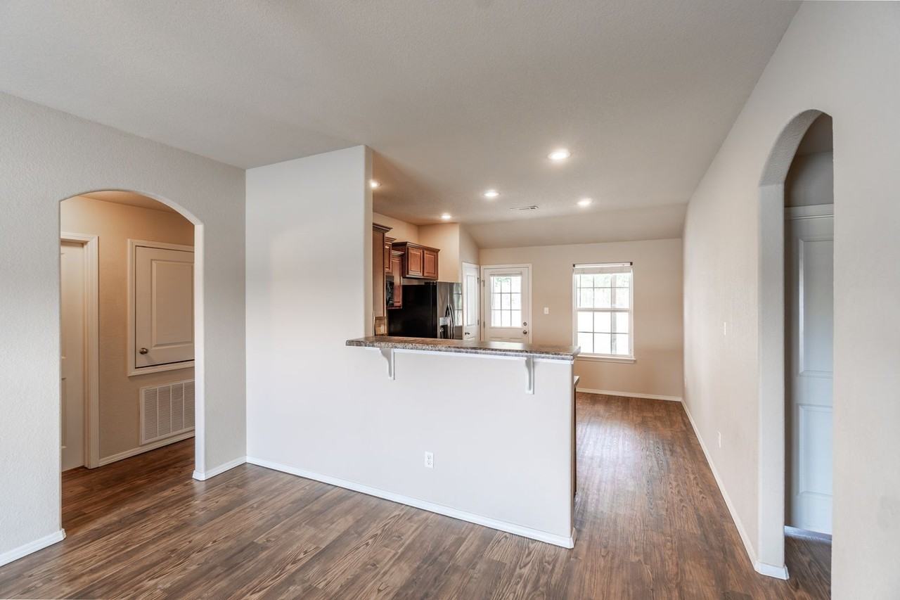 2220 Ridgeway Ln - Photo 4 of 18