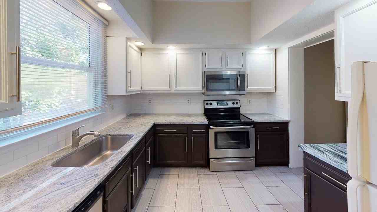 1665 Summit St - Photo 3 of 23
