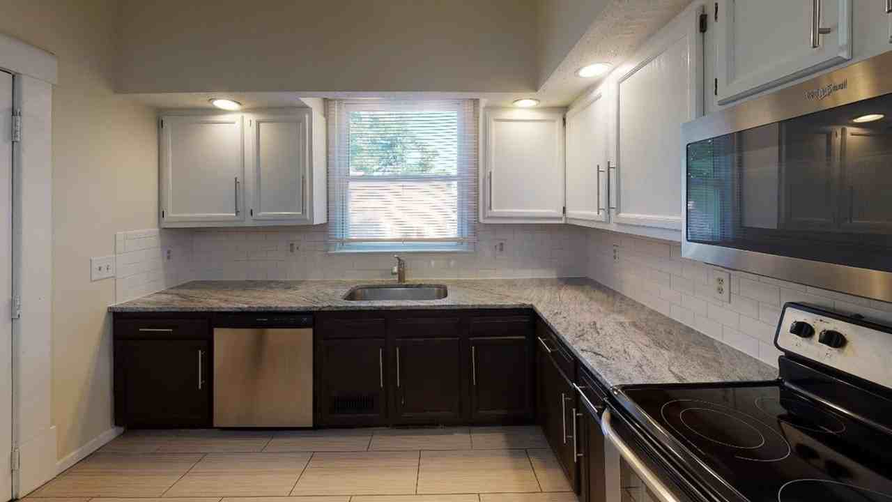 1665 Summit St - Photo 4 of 23