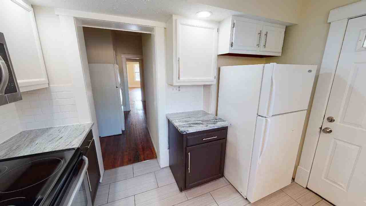 1665 Summit St - Photo 5 of 23