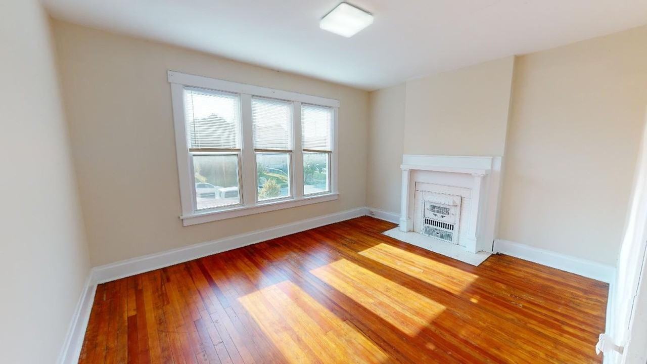 1665 Summit St - Photo 7 of 23