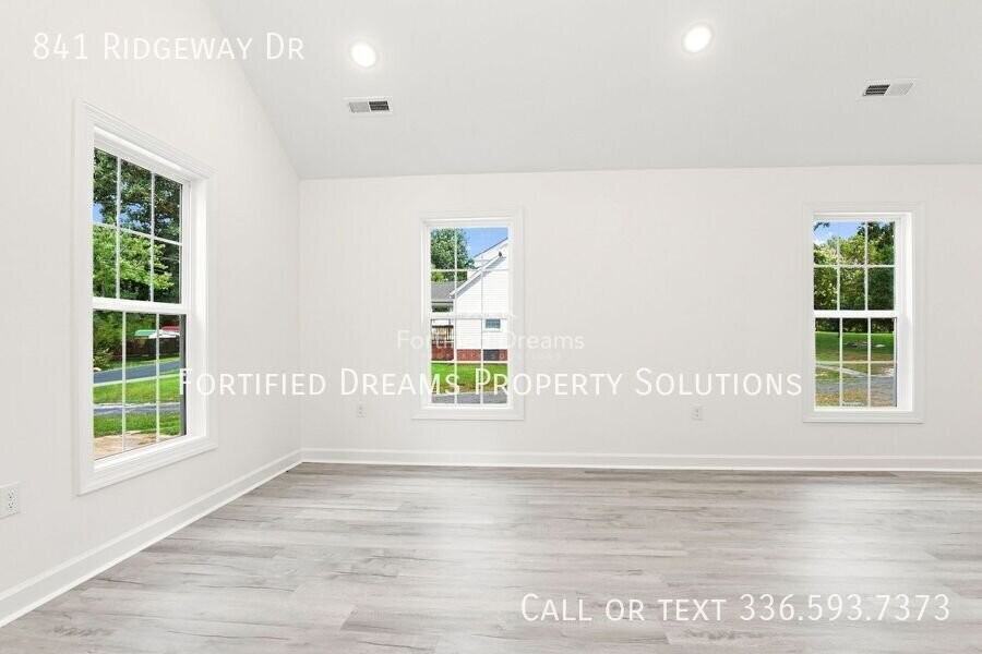841 Ridgeway Dr - Photo 3 of 12