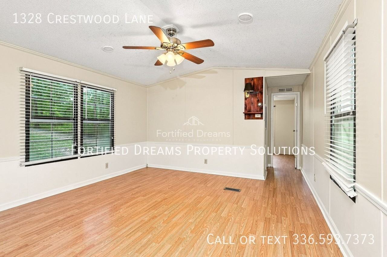 1328 Crestwood Ln - Photo 4 of 15