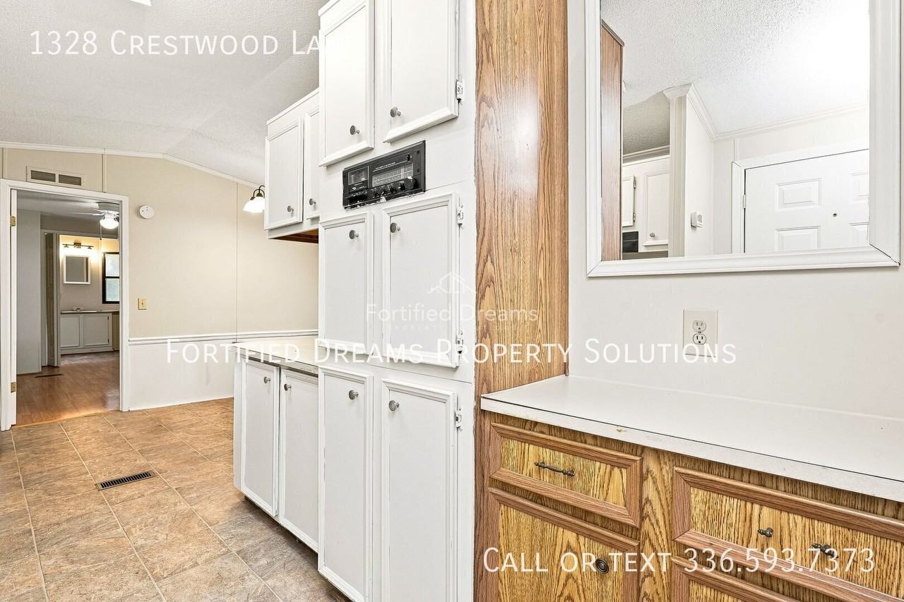 1328 Crestwood Ln - Photo 6 of 15