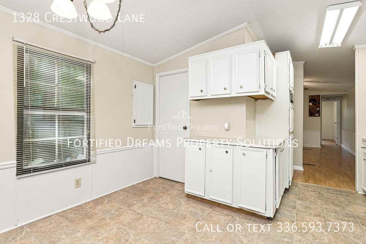 1328 Crestwood Ln - Photo 7 of 15