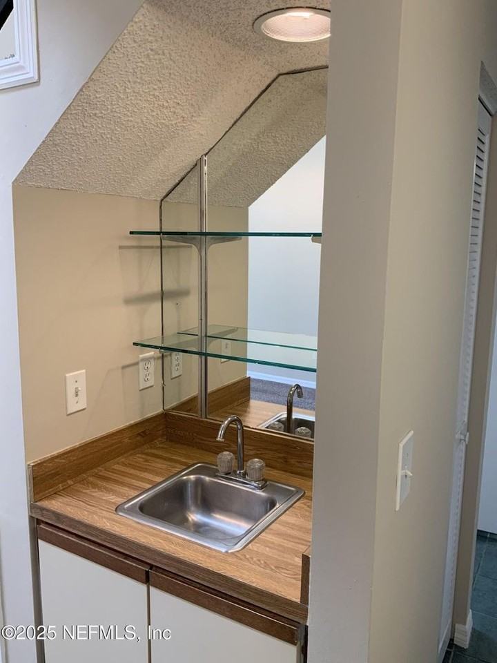 2124 Sea Hawk Dr - Photo 6 of 26