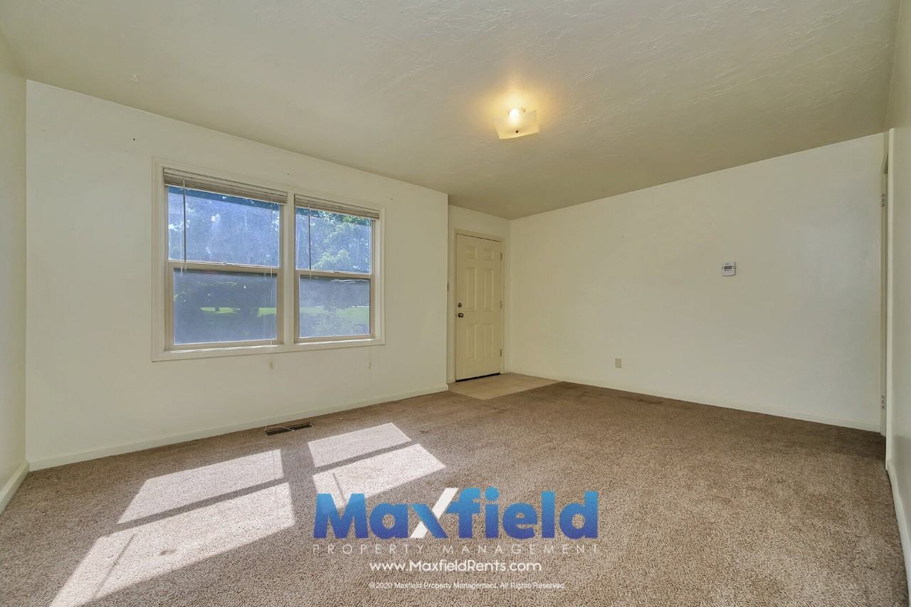 2508 S Douglas St - Photo 3 of 15