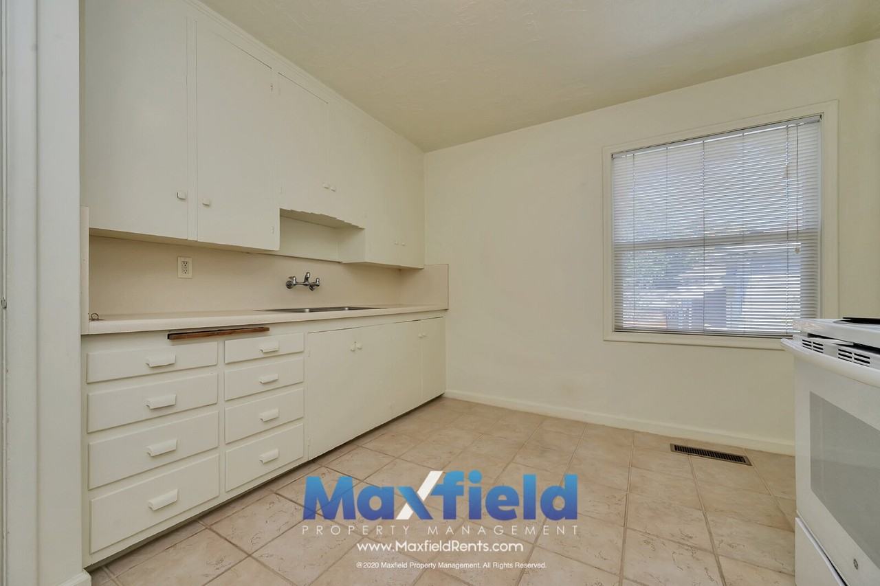 2508 S Douglas St - Photo 4 of 15