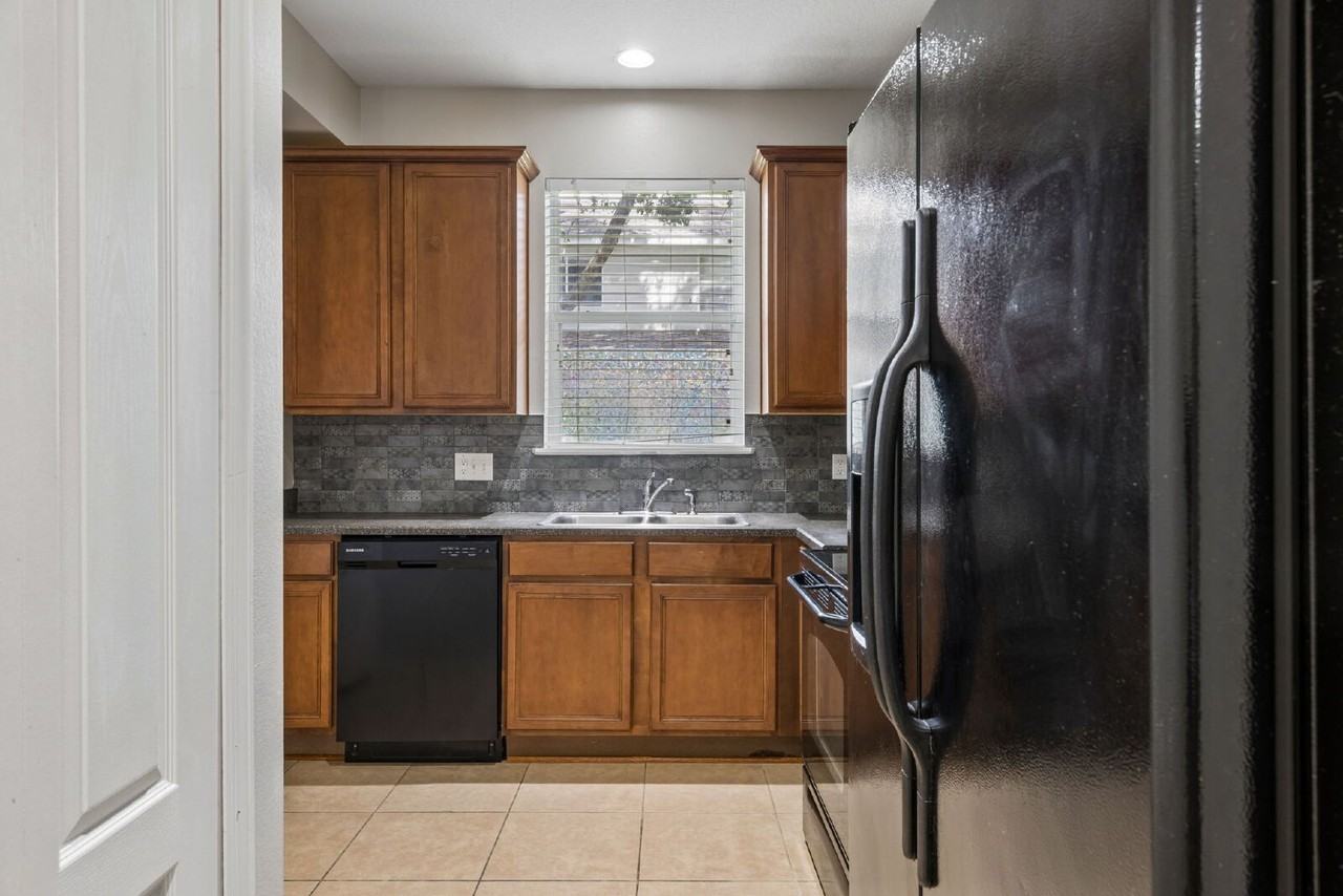 181 Chippendale Ter - Photo 7 of 20