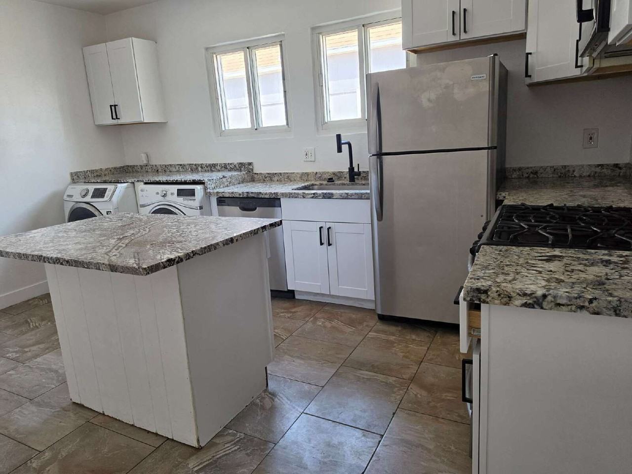 1015 S 1st Ave #A - Photo 4 of 18