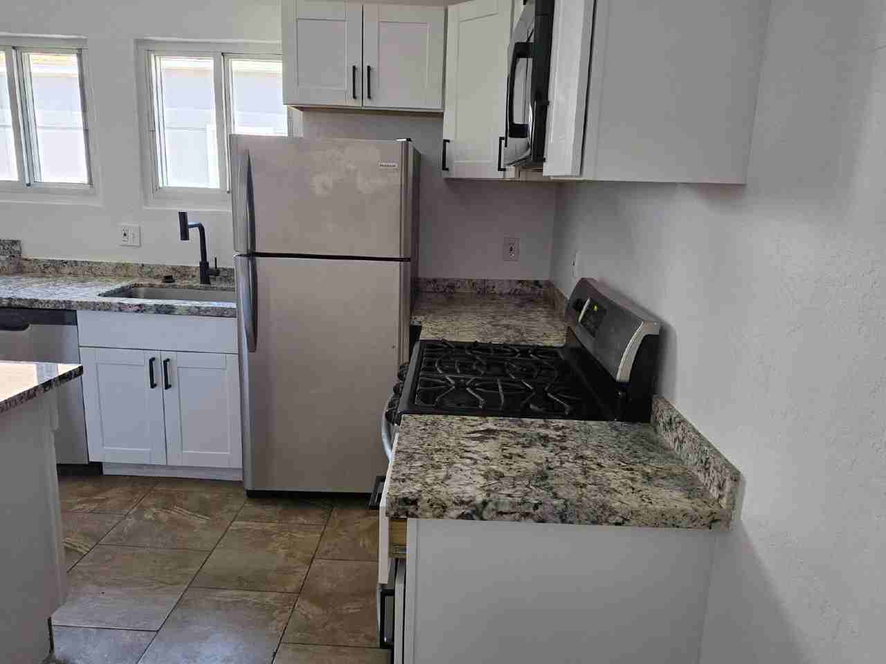 1015 S 1st Ave #A - Photo 5 of 18