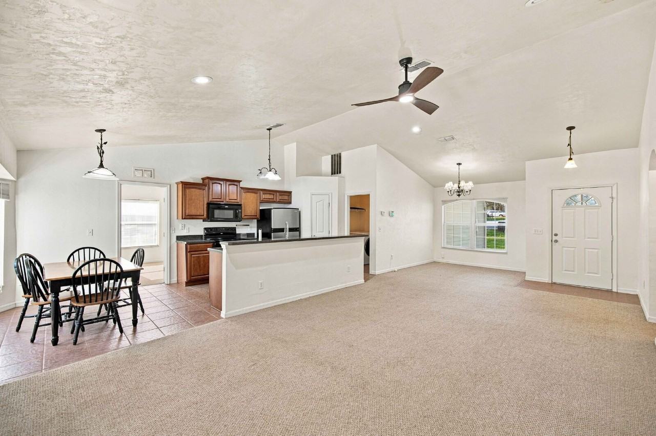10 Alexis Ct - Photo 5 of 27