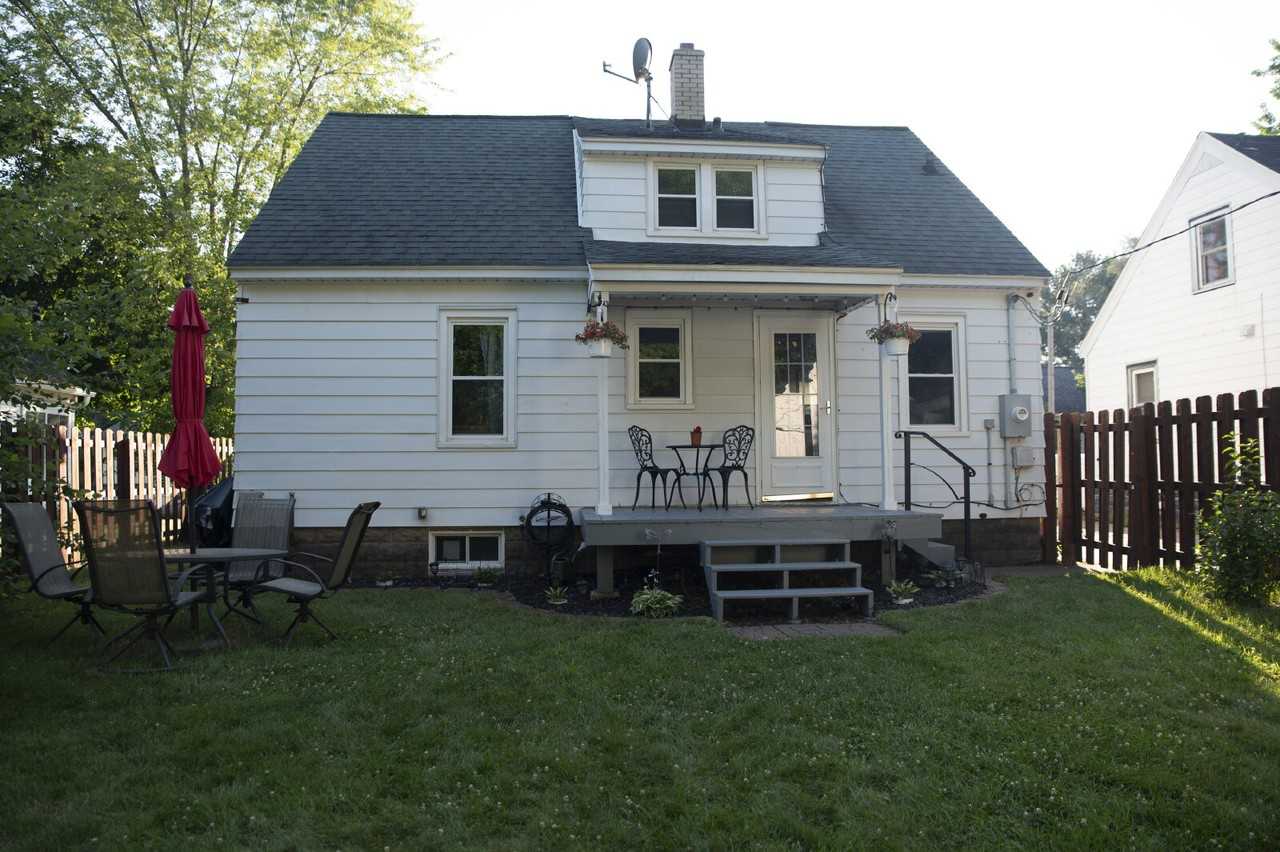 2531 6th St - Photo 3 of 34