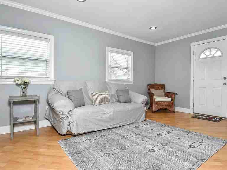 6954 Sutherland Ave, Saint Louis, MO 63109, USA - Photo 3 of 16