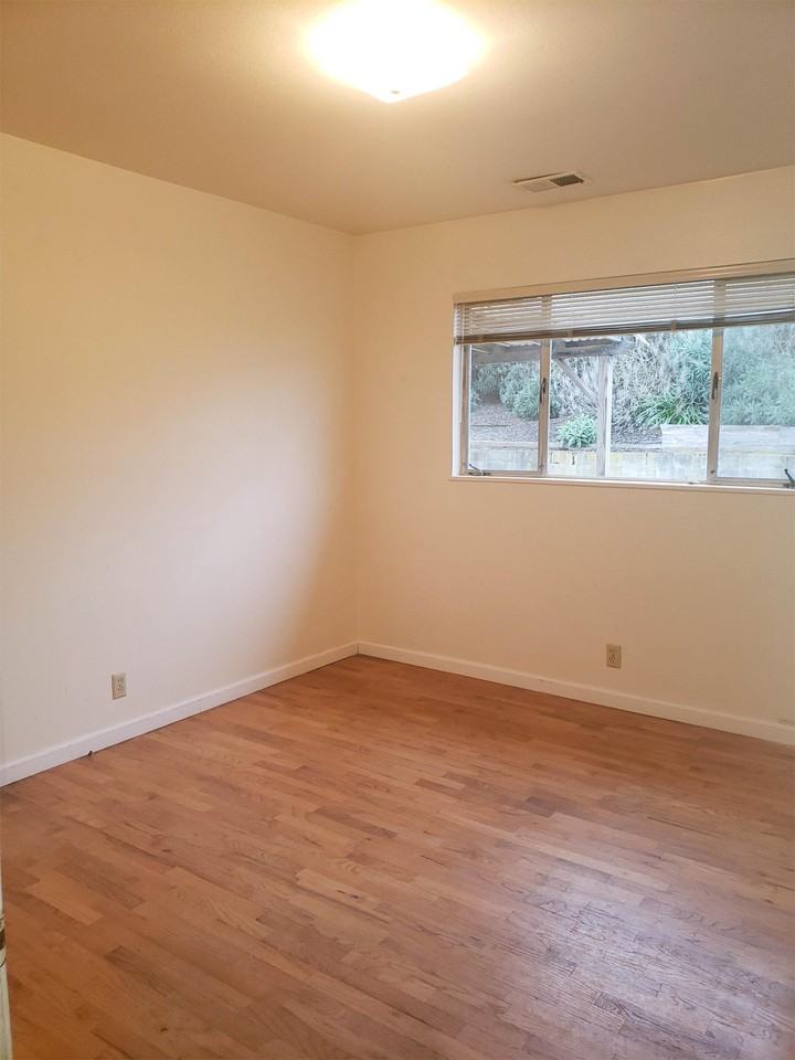 1846 Ord Grove Ave #1 - Photo 5 of 7