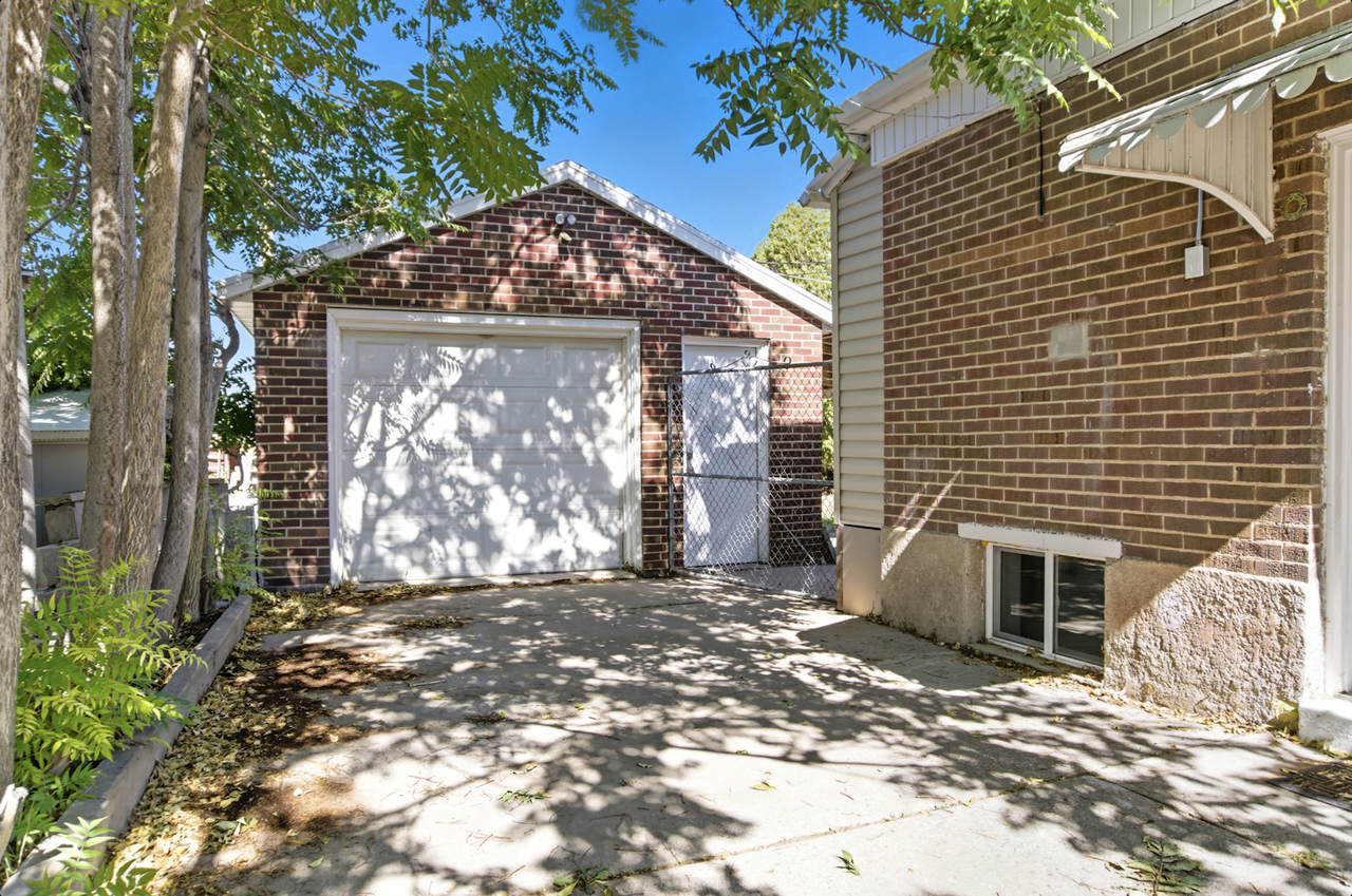 180 Ross Drive, Unit A - Photo 2 of 9