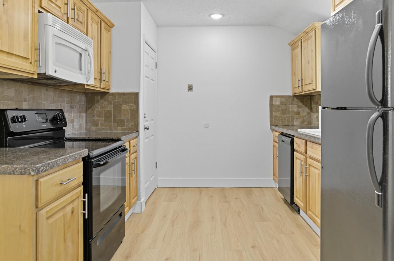 180 Ross Drive, Unit A - Photo 3 of 9