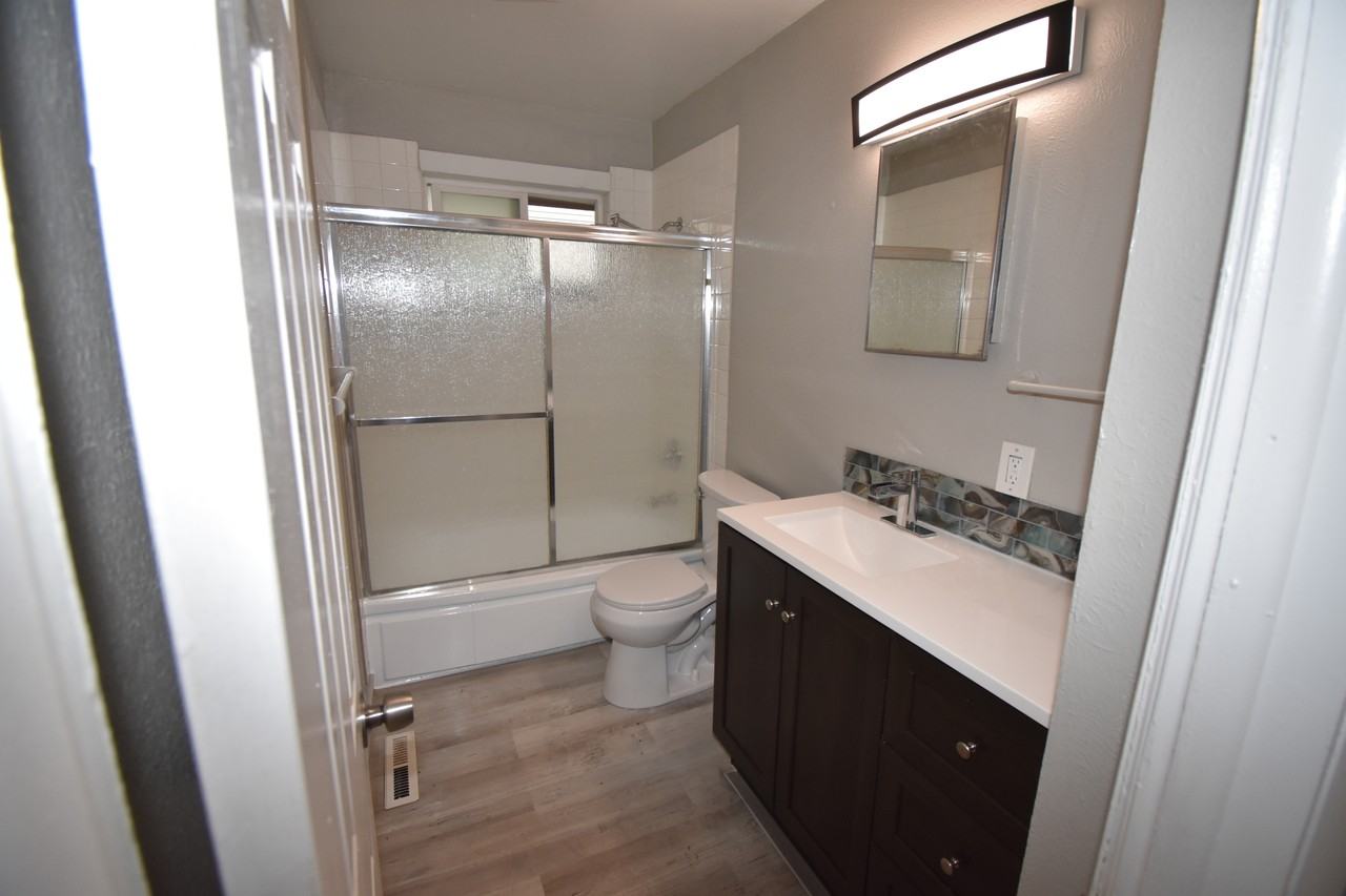882 Yates St #A - Photo 3 of 10