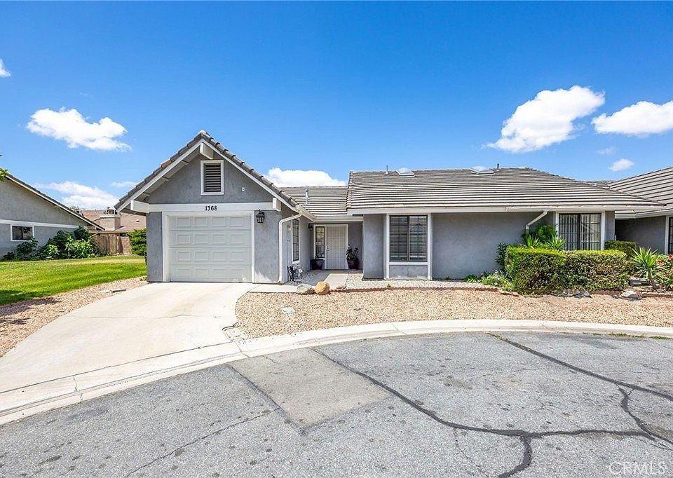 1368 Randolph Cir - Photo 2 of 10