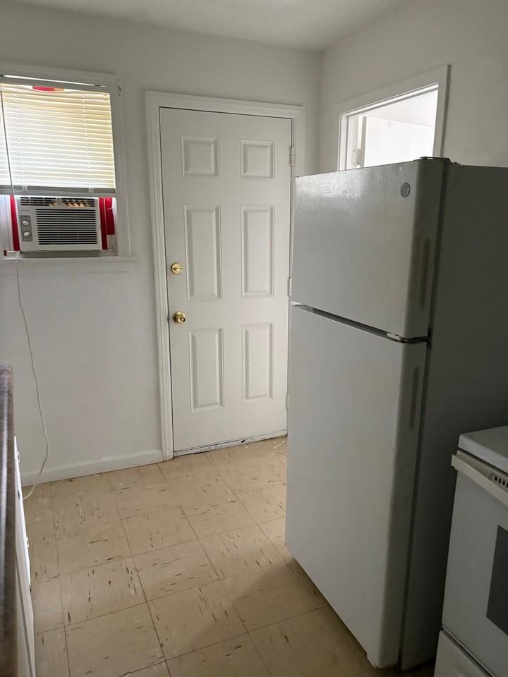 1540 Standridge St - Photo 3 of 10
